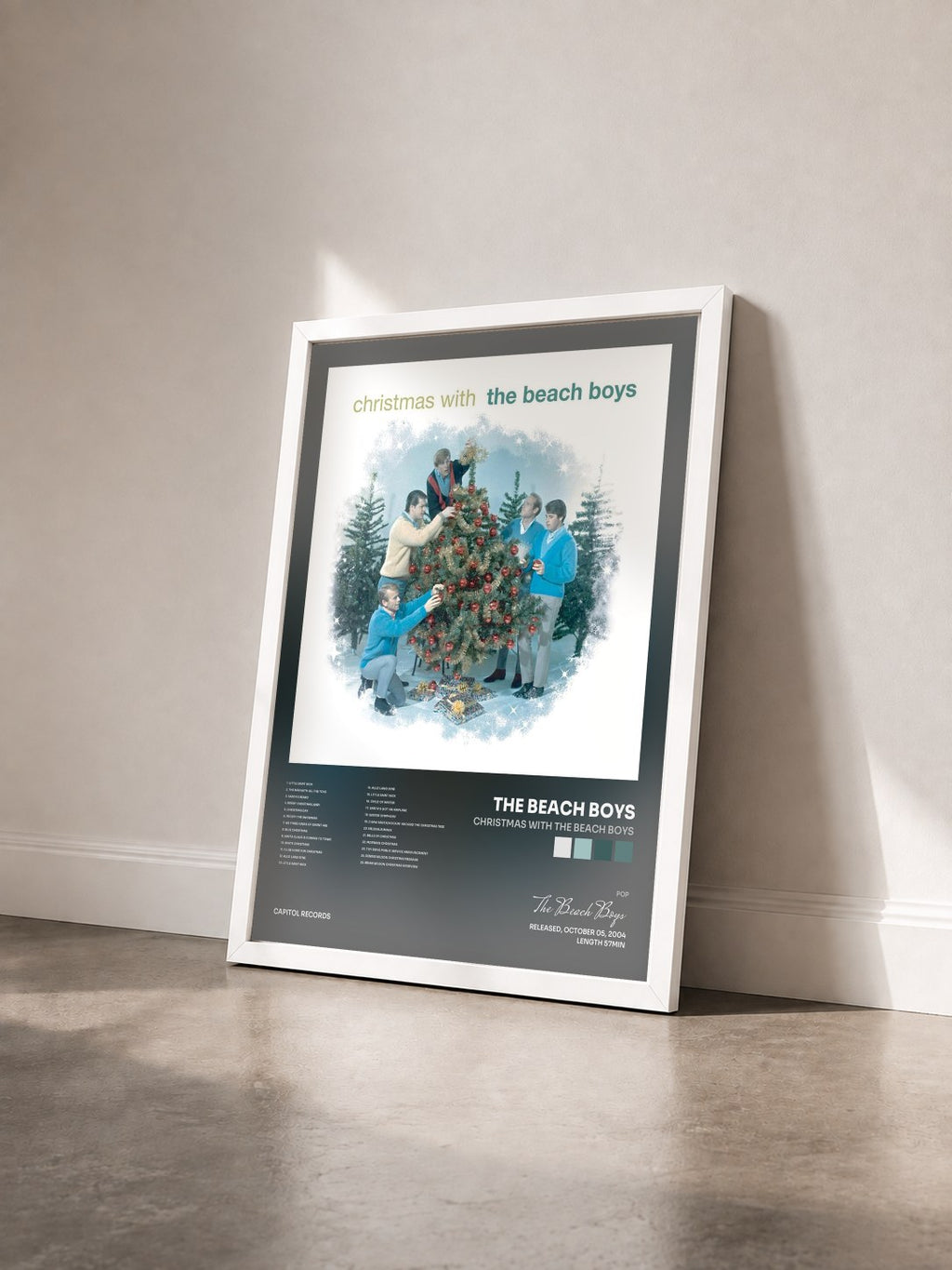 #blanc Christmas With The Beach Boys von The Beach Boys als gerahmter Kunstdruck von schräg gesehen, weißer Rahmen