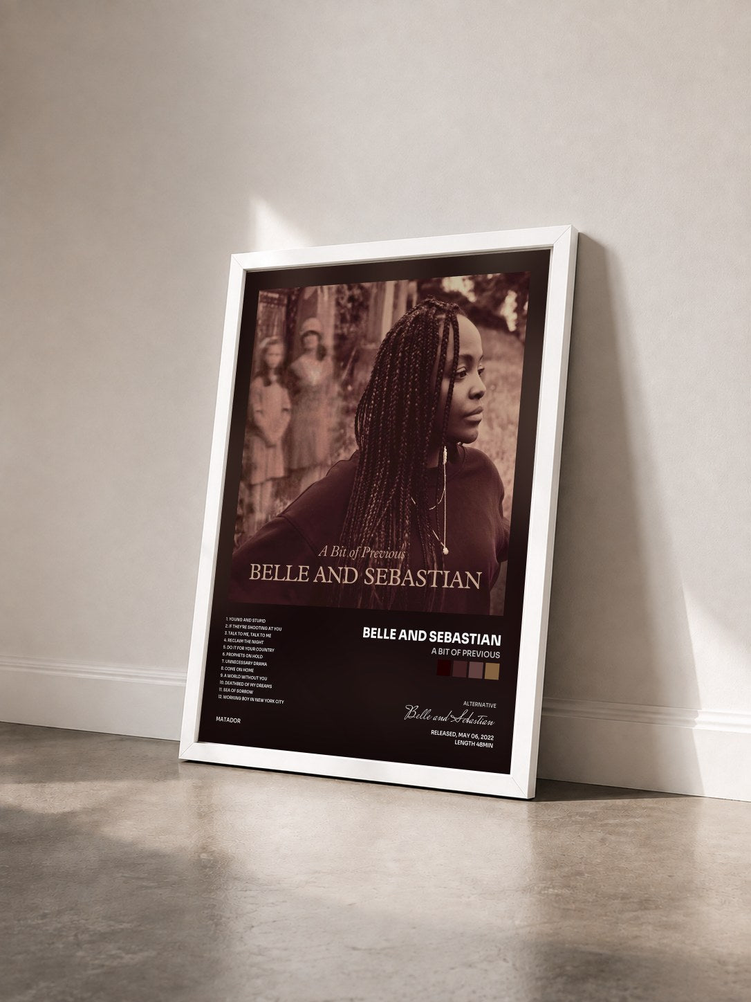#blanc Tableau de l'album A Bit of Previous de Belle and Sebastian vu de trois quarts, cadre blanc