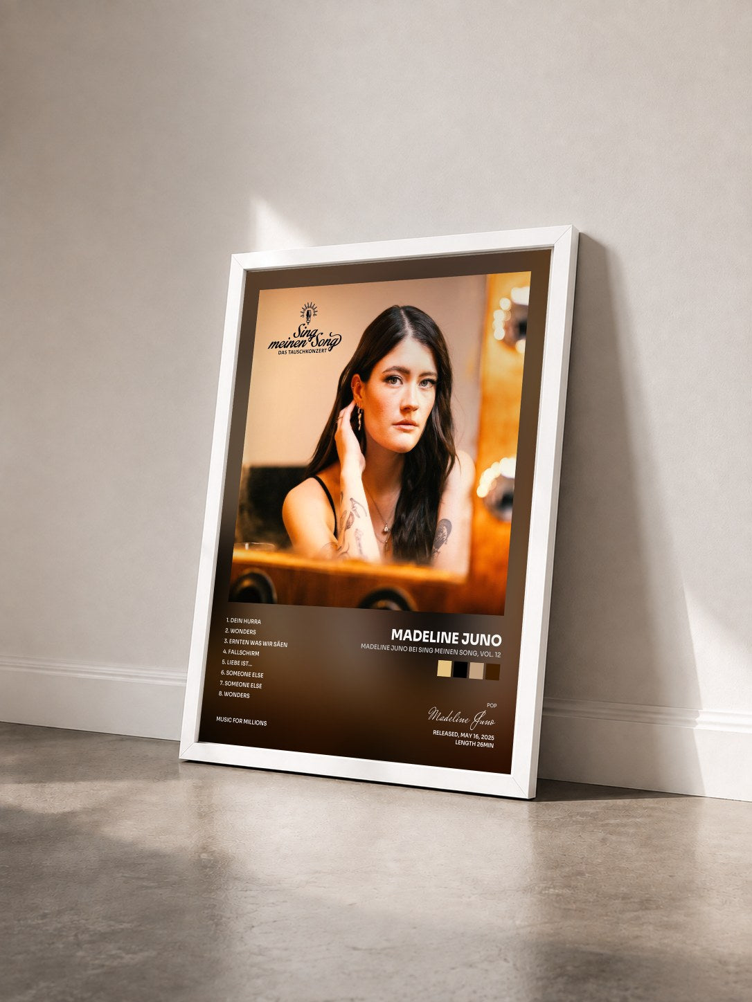 #blanc Tableau de l'album Madeline Juno bei Sing meinen Song, Vol. 12 de Madeline Juno vu de trois quarts, cadre blanc