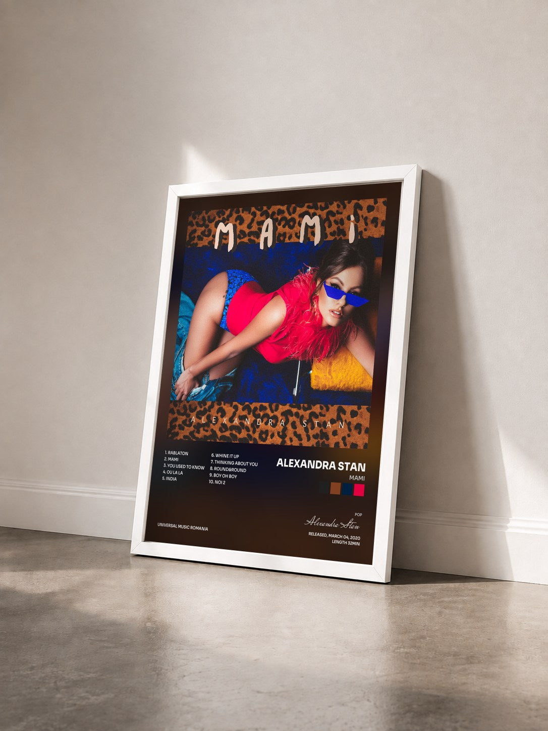 #blanc Tableau de l'album Mami de Alexandra Stan vu de trois quarts, cadre blanc