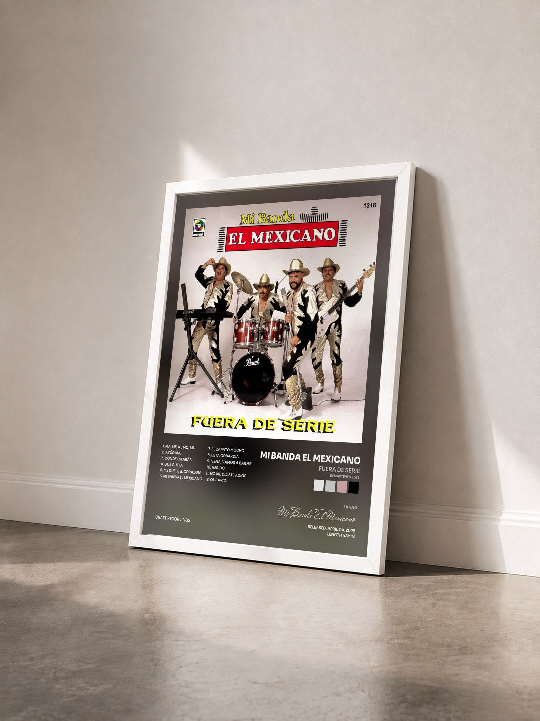 #blanc Tableau de l'album Fuera de Serie (Remastered 2025) de Mi Banda El Mexicano vu de trois quarts, cadre blanc