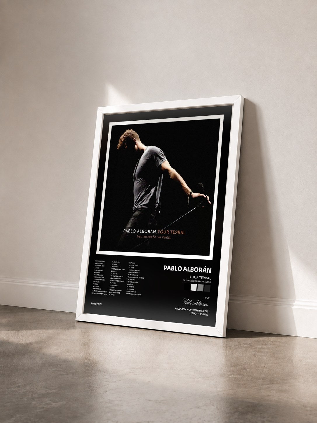 #blanc Tableau de l'album Tour Terral (Tres noches en Las Ventas) de Pablo Alborán vu de trois quarts, cadre blanc