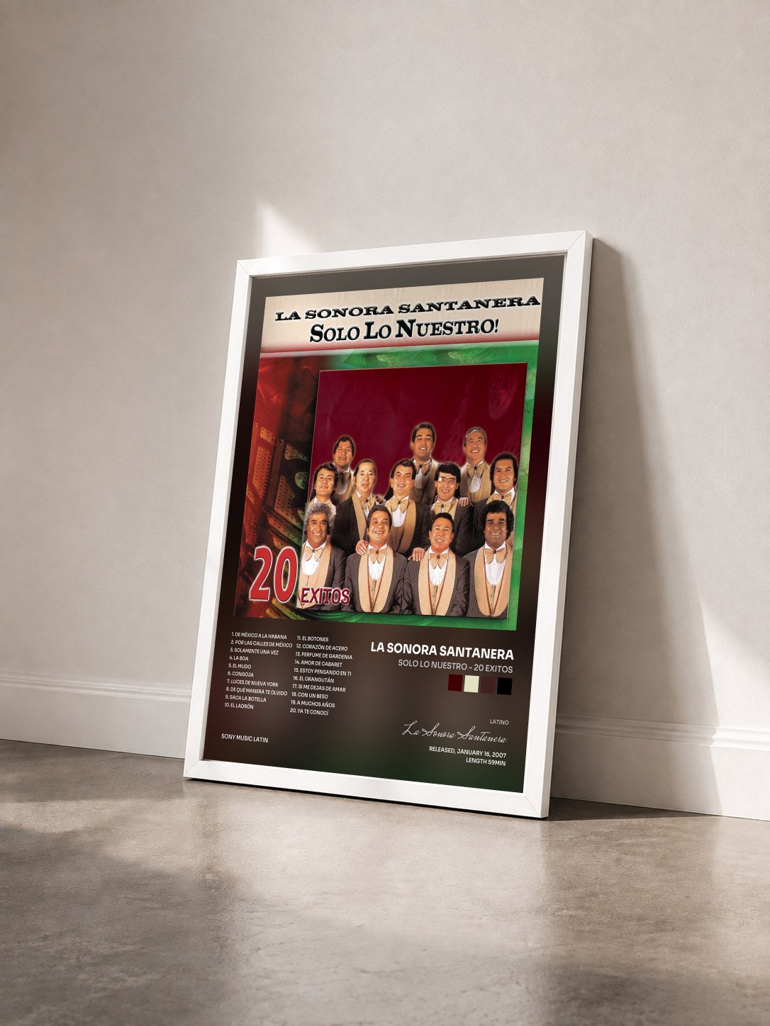 #blanc Tableau de l'album Solo Lo Nuestro - 20 Exitos de La Sonora Santanera vu de trois quarts, cadre blanc