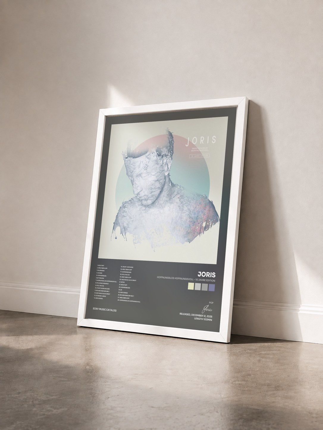#blanc Tableau de l'album Hoffnungslos Hoffnungsvoll - 10 Jahre Edition de Joris vu de trois quarts, cadre blanc