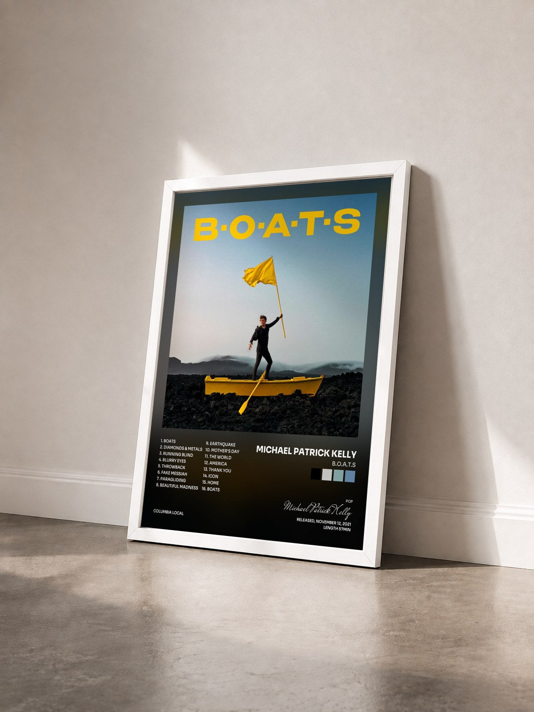 #blanc Tableau de l'album B.O.A.T.S de Michael Patrick Kelly vu de trois quarts, cadre blanc