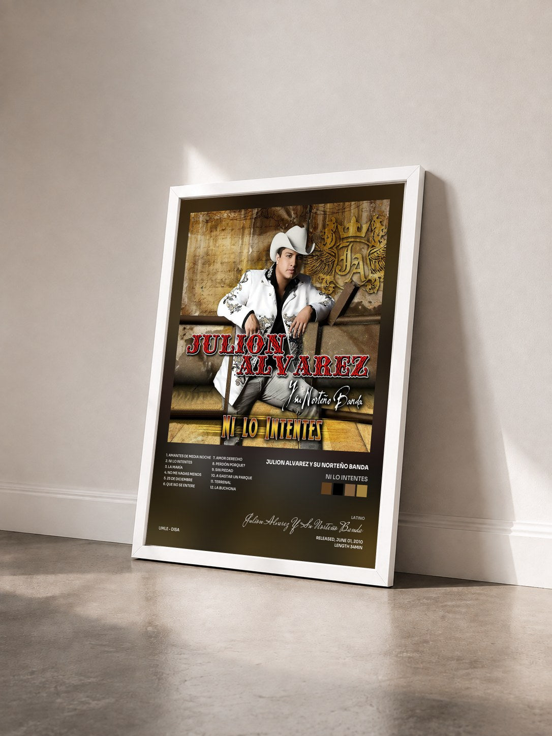 #blanc Tableau de l'album Ni Lo Intentes de Julion Alvarez Y Su Norteño Banda vu de trois quarts, cadre blanc