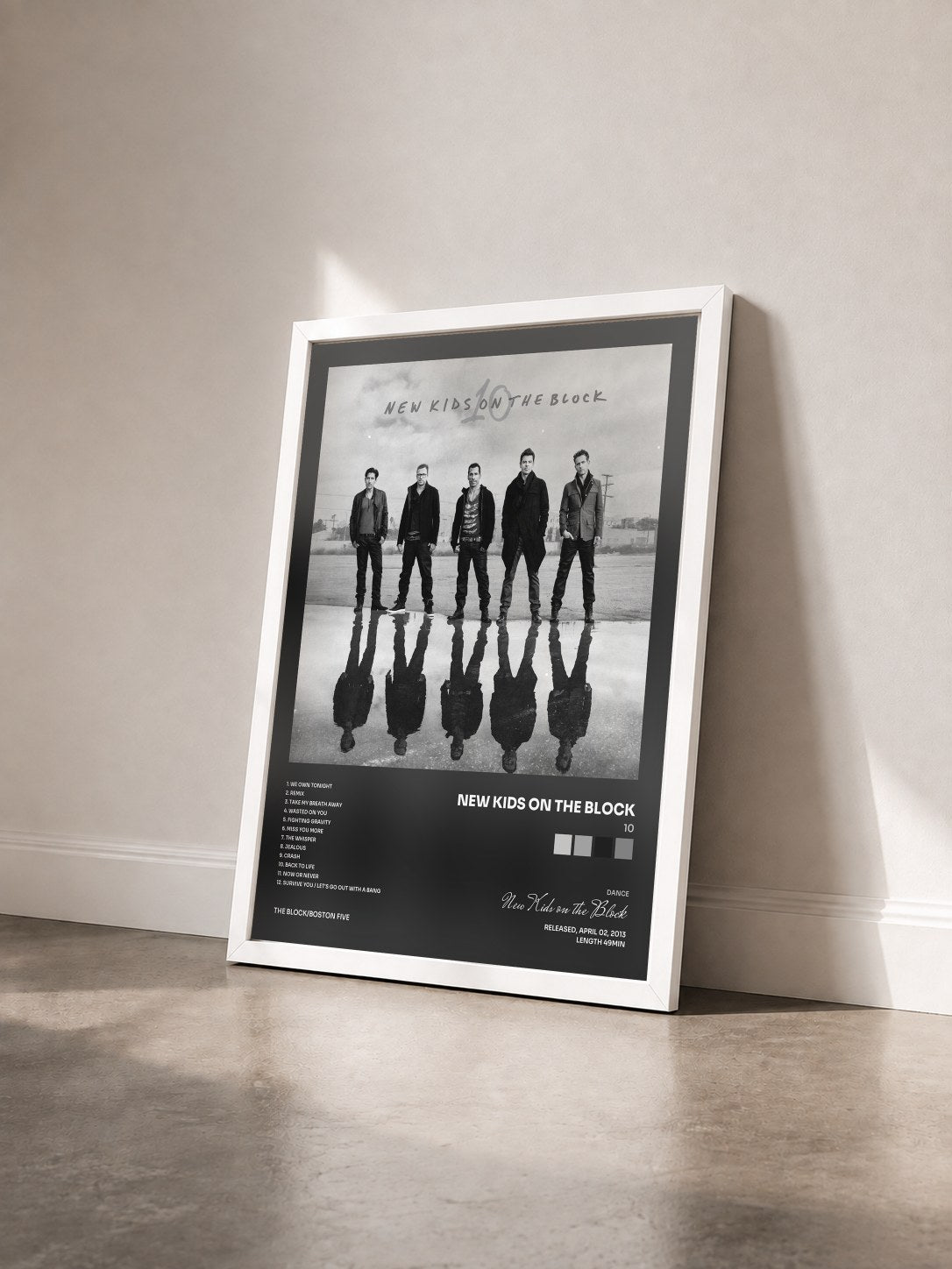 #blanc Tableau de l'album 10 de New Kids on the Block vu de trois quarts, cadre blanc