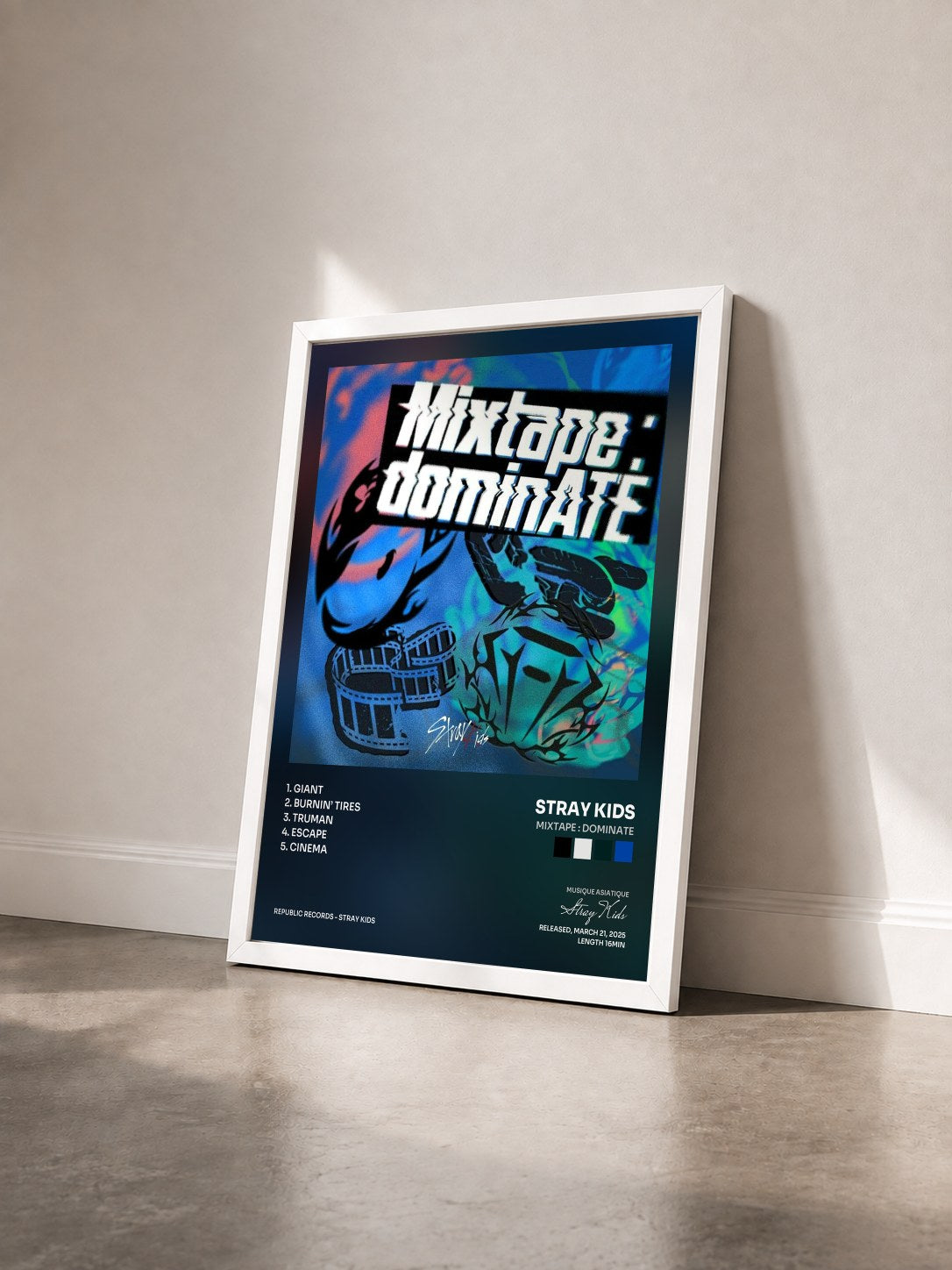 #blanc Tableau de l'album Mixtape : dominATE de Stray Kids vu de trois quarts, cadre blanc