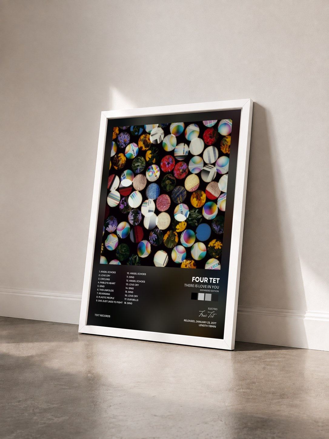 #blanc There Is Love in You (Expanded Edition) de Four Tet en lámina enmarcada vista de tres cuartos, marco blanco