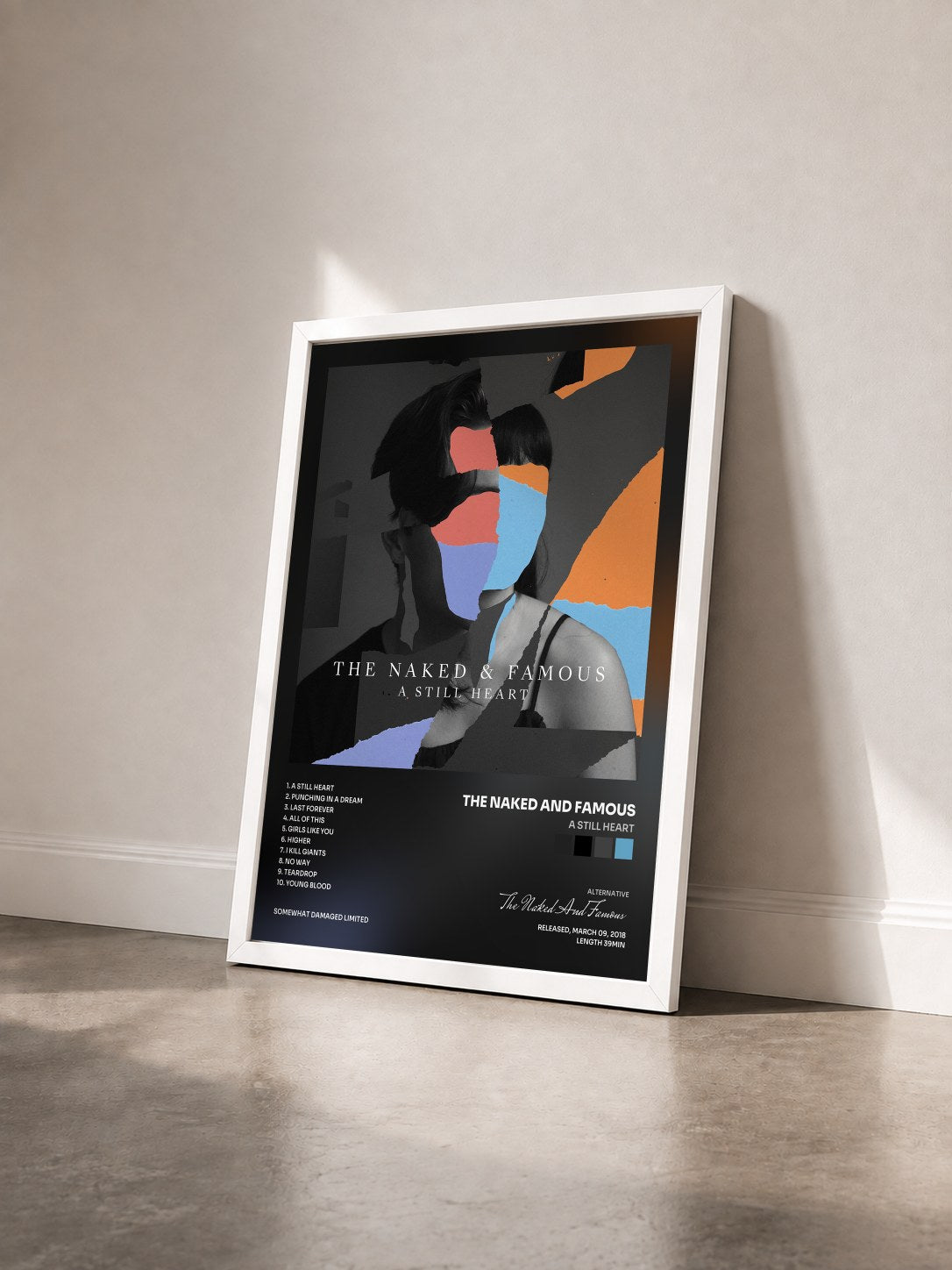 #blanc Tableau de l'album A Still Heart de The Naked And Famous vu de trois quarts, cadre blanc