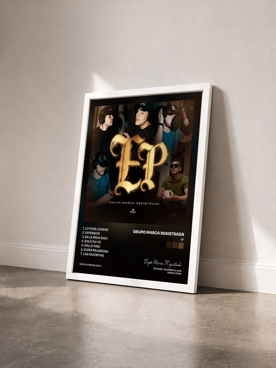 #blanc Tableau de l'album EP de Grupo Marca Registrada vu de trois quarts, cadre blanc
