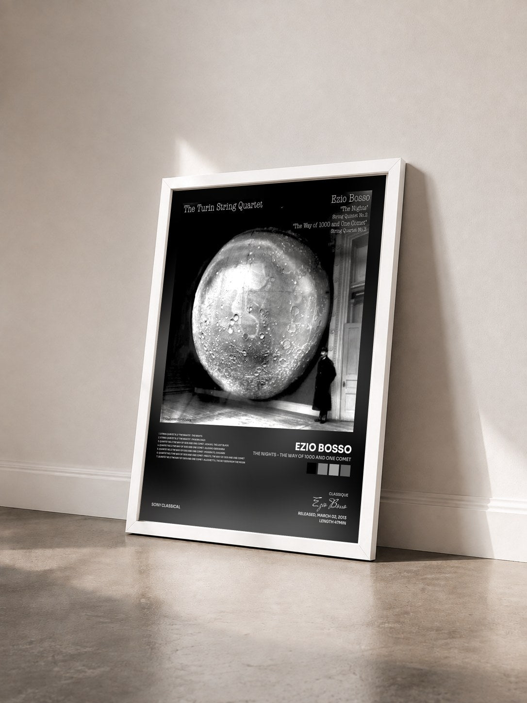 #blanc Tableau de l'album The Nights - The Way of 1000 and One Comet de Ezio Bosso vu de trois quarts, cadre blanc