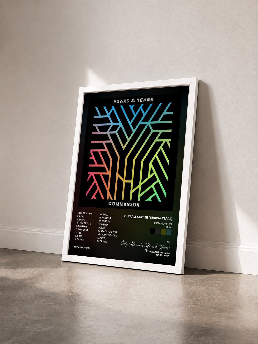 #blanc Tableau de l'album Communion (Deluxe) de Olly Alexander (Years & Years) vu de trois quarts, cadre blanc