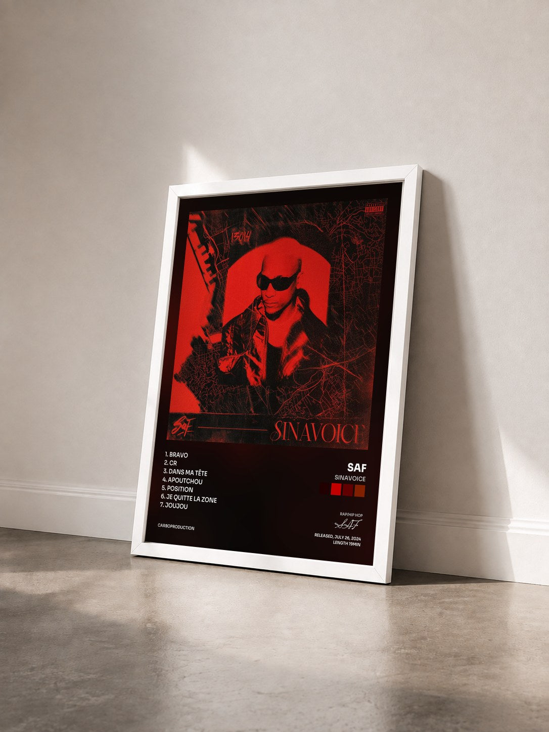#blanc Tableau de l'album SINAVOICE de SAF vu de trois quarts, cadre blanc