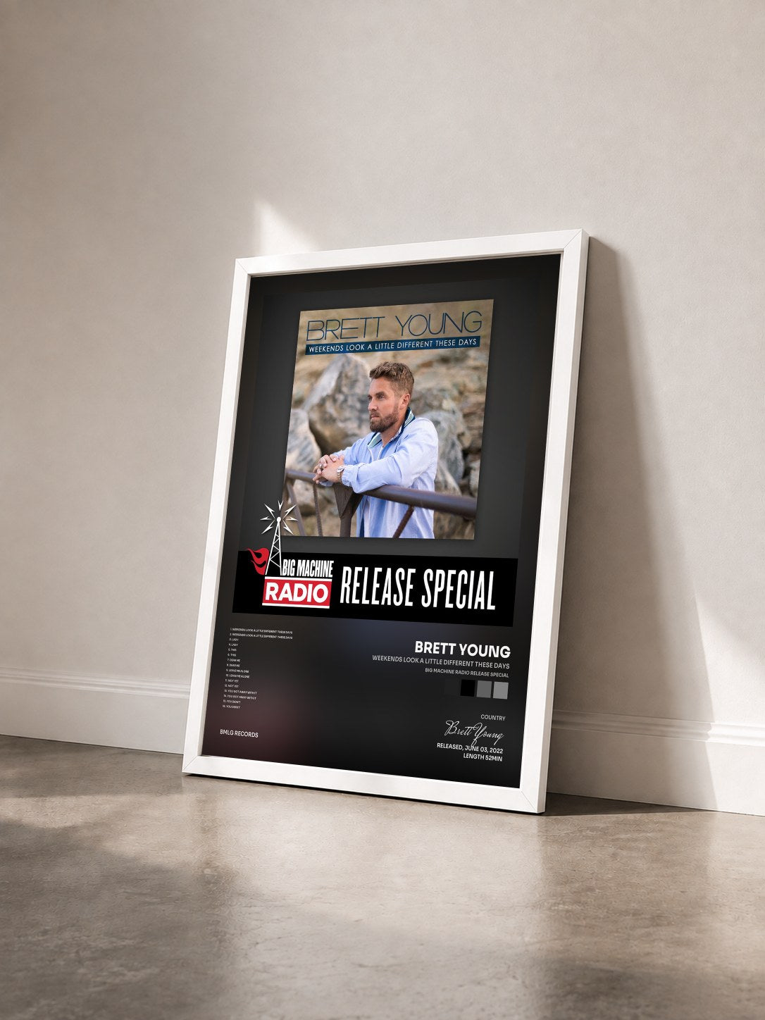 #blanc Tableau de l'album Weekends Look A Little Different These Days (Big Machine Radio Release Special) de Brett Young vu de trois quarts, cadre blanc