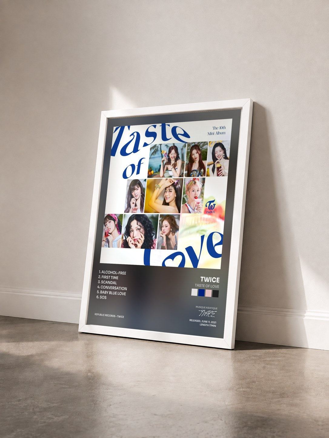#blanc Tableau de l'album Taste of Love de TWICE vu de trois quarts, cadre blanc