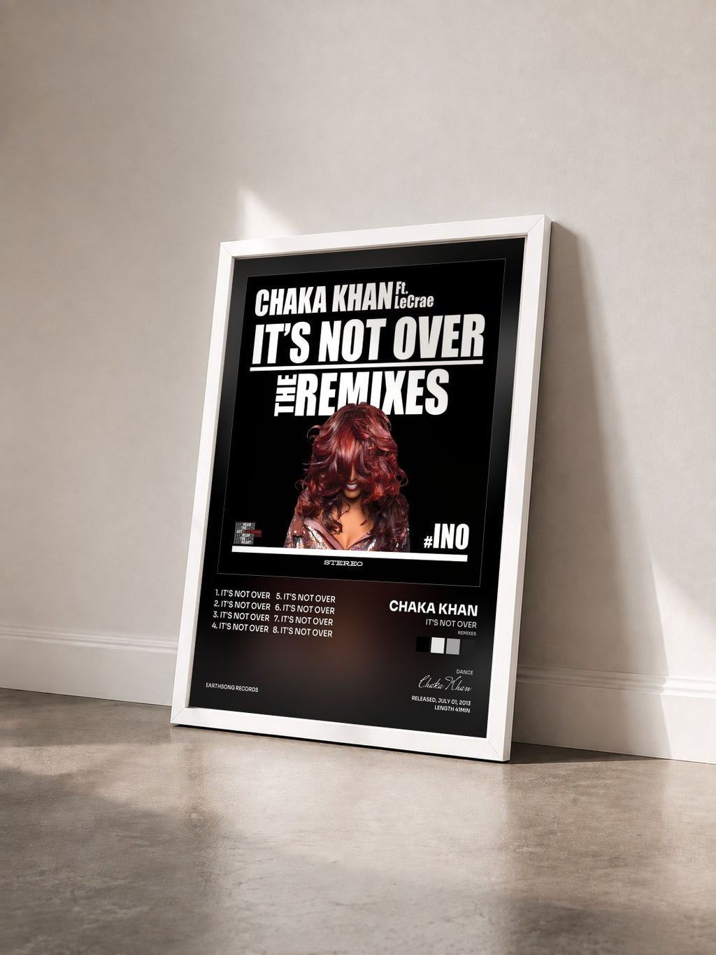 #blanc Tableau de l'album It's Not Over (Remixes) de Chaka Khan vu de trois quarts, cadre blanc