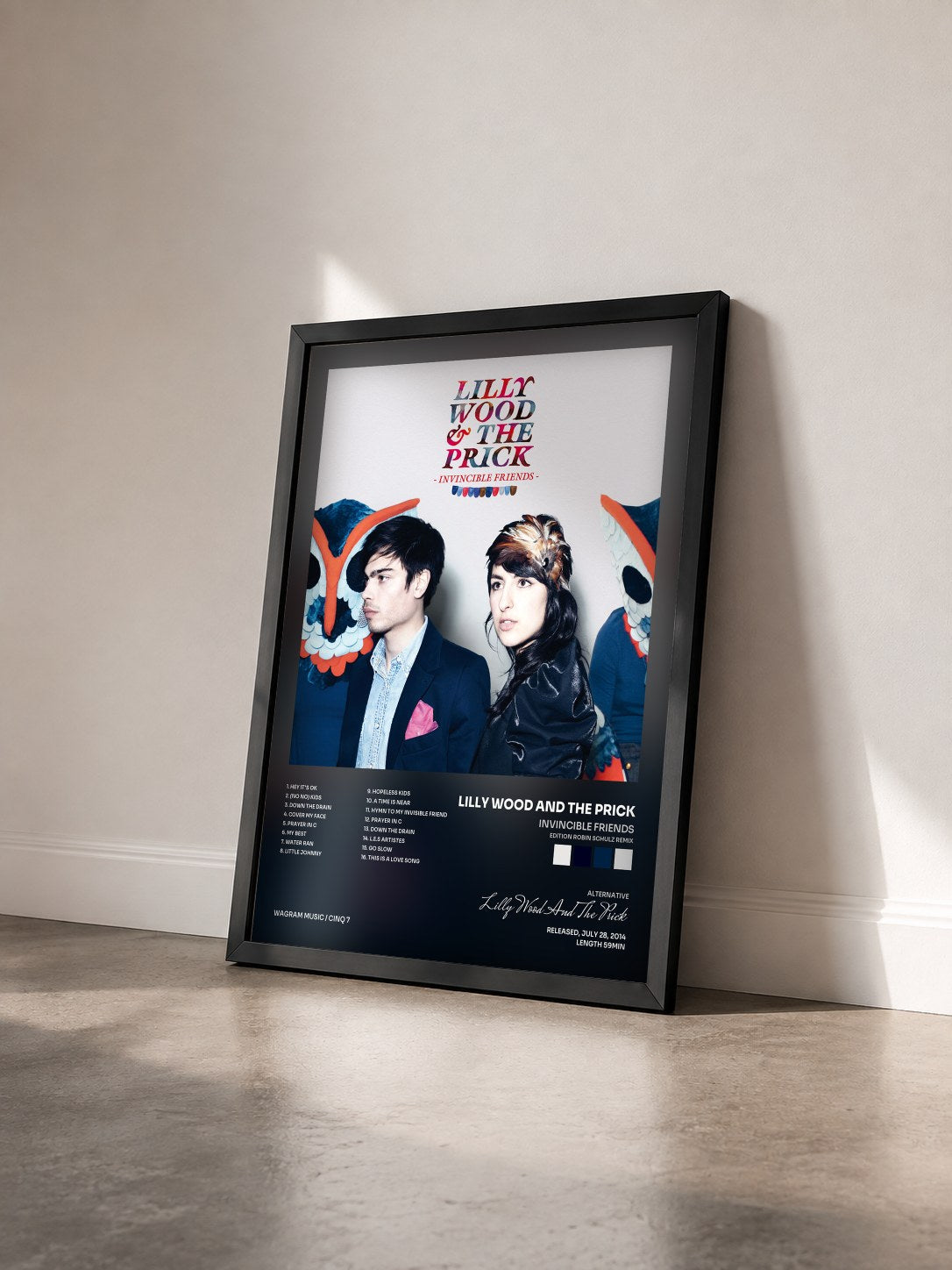 #noir Invincible Friends (Edition Robin Schulz Remix) von Lilly Wood And The Prick als gerahmter Kunstdruck von schräg gesehen, schwarzer Rahmen