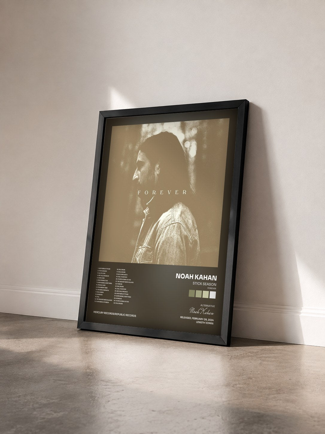 #noir Tableau de l'album Stick Season (Forever) de Noah Kahan vu de trois quarts, cadre noir