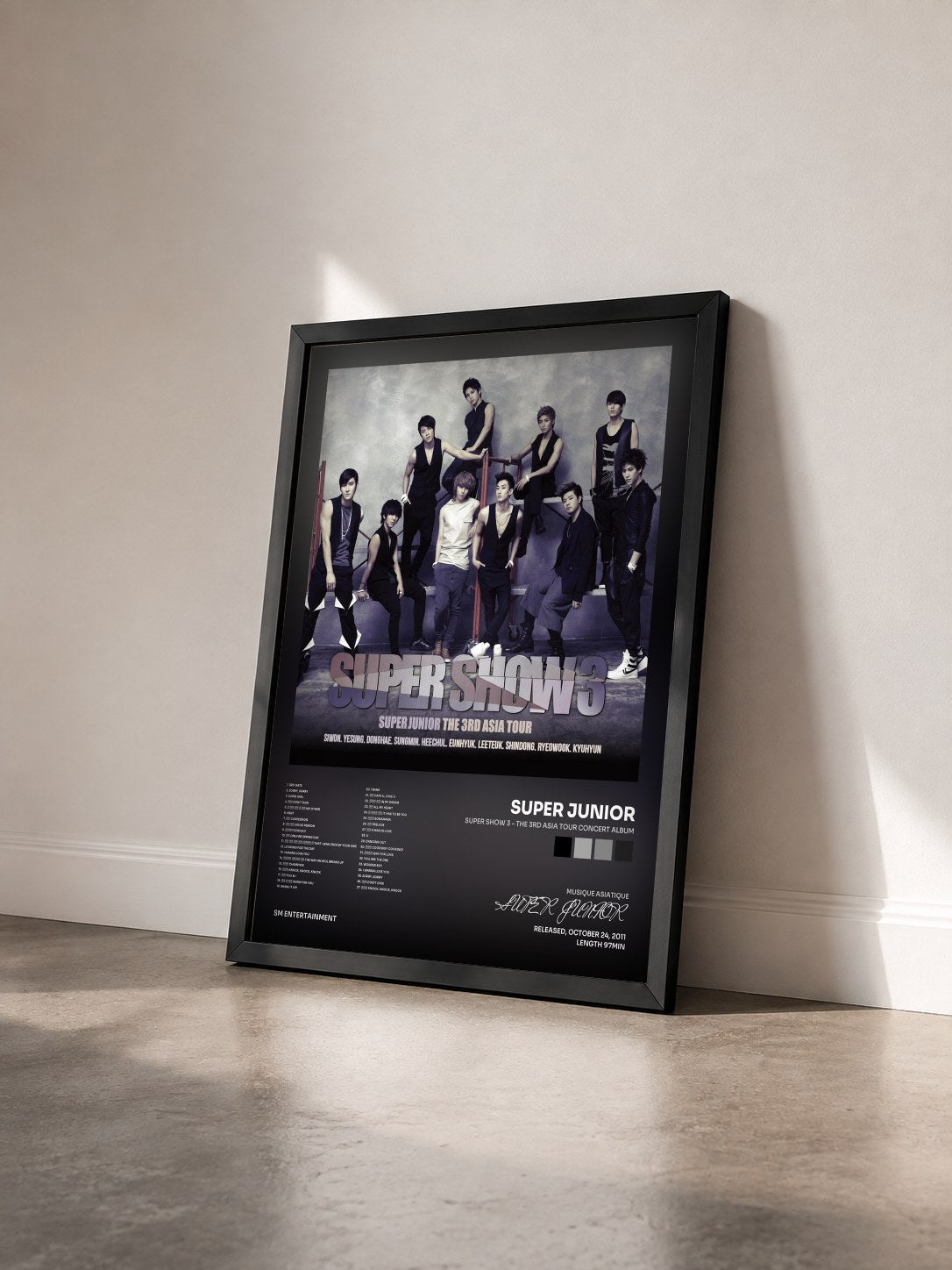 #noir Tableau de l'album Super Show 3 - The 3rd Asia Tour Concert Album de SUPER JUNIOR vu de trois quarts, cadre noir