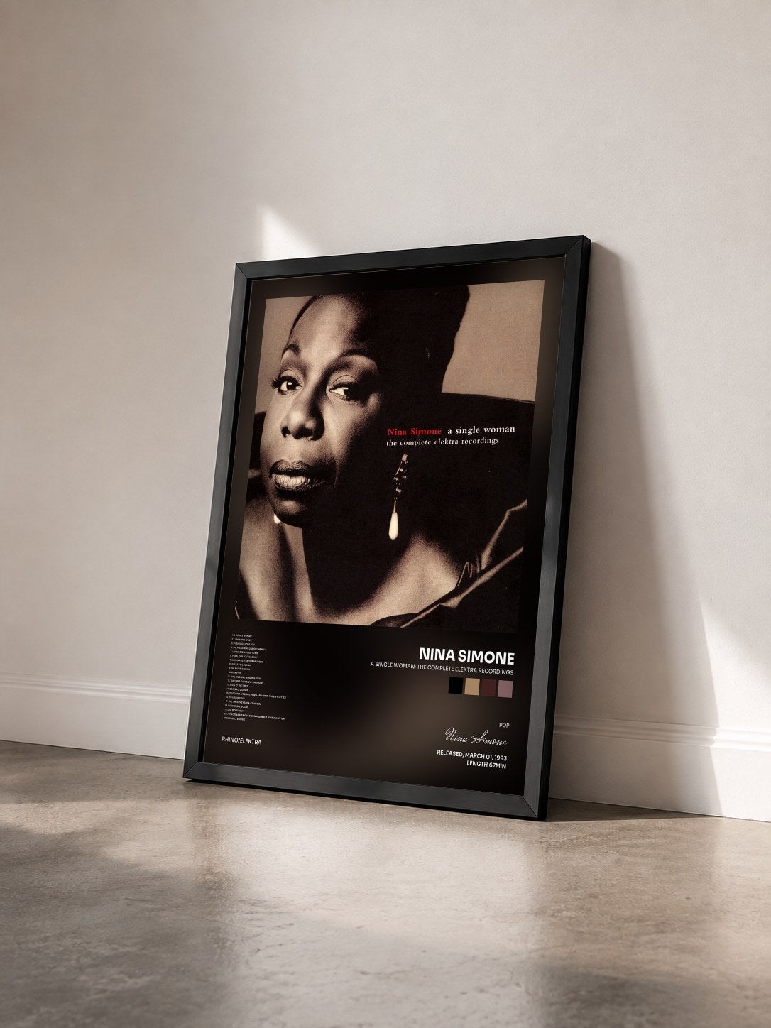 #noir Tableau de l'album A Single Woman: The Complete Elektra Recordings de Nina Simone vu de trois quarts, cadre noir