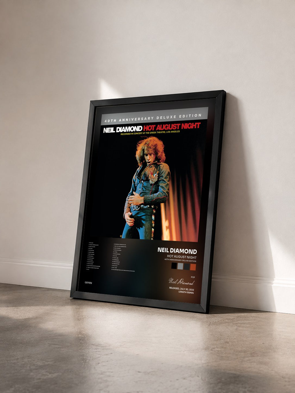 #noir Hot August Night (40th Anniversary Deluxe Edition) di Neil Diamond in stampa incorniciata vista di tre quarti, cornice nera