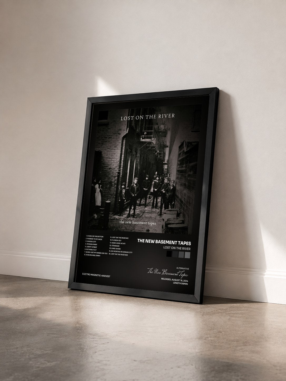 #noir Tableau de l'album Lost On The River de The New Basement Tapes vu de trois quarts, cadre noir