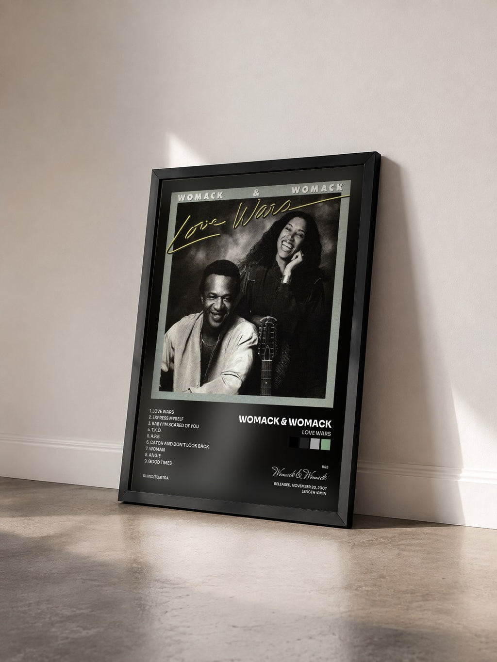 #noir Tableau de l'album Love Wars de Womack & Womack vu de trois quarts, cadre noir