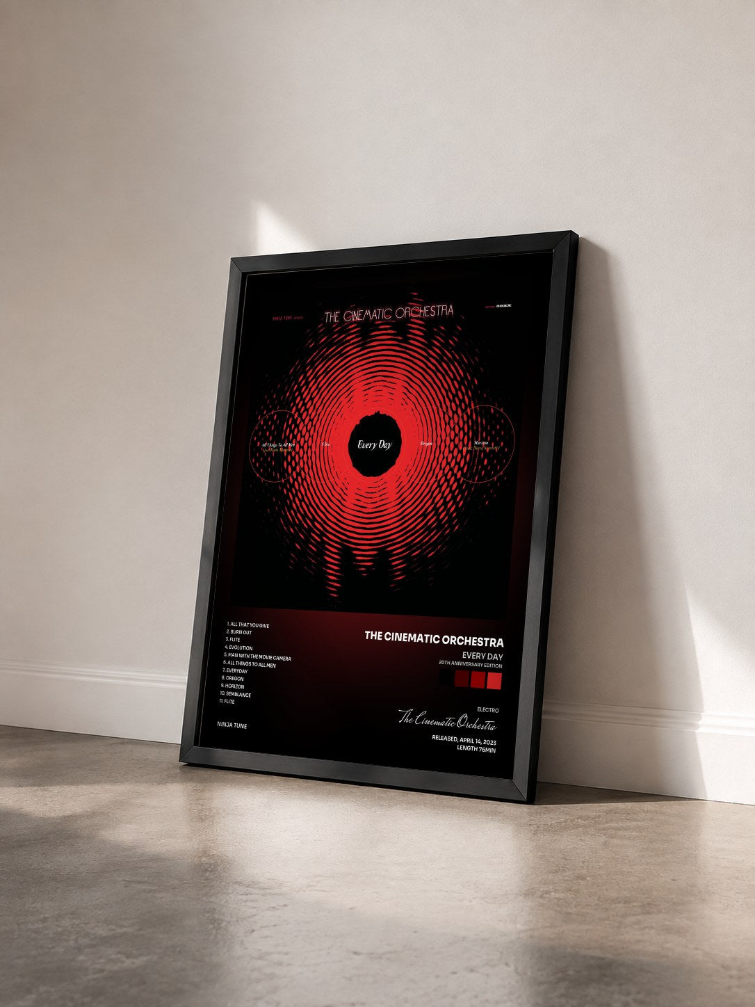 #noir Tableau de l'album Every Day (20th Anniversary Edition) de The Cinematic Orchestra vu de trois quarts, cadre noir