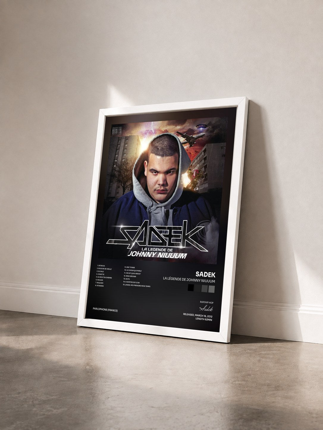 #blanc Tableau de l'album La légende de Johnny Niuuum de Sadek vu de trois quarts, cadre blanc