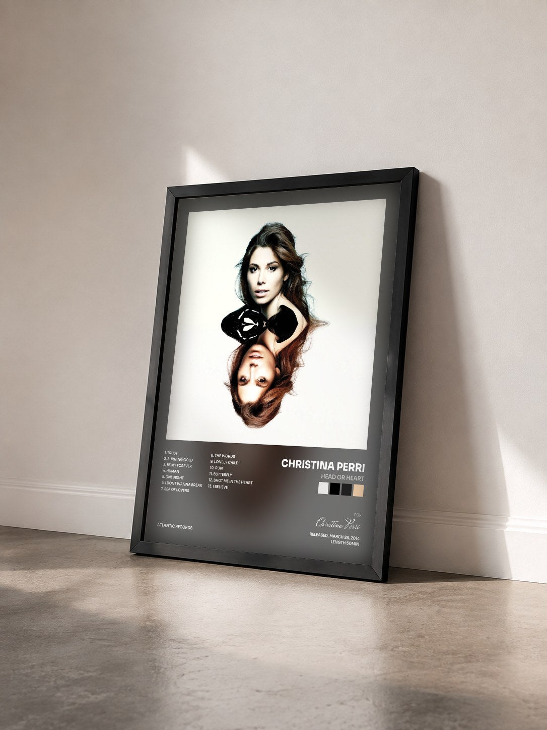 #noir head or heart di Christina Perri in stampa incorniciata vista di tre quarti, cornice nera