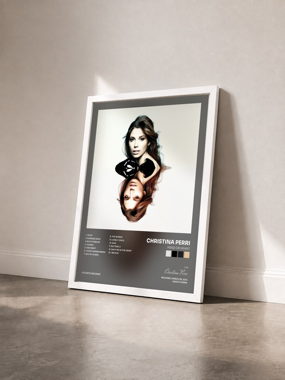 #blanc head or heart di Christina Perri in stampa incorniciata vista di tre quarti, cornice bianca