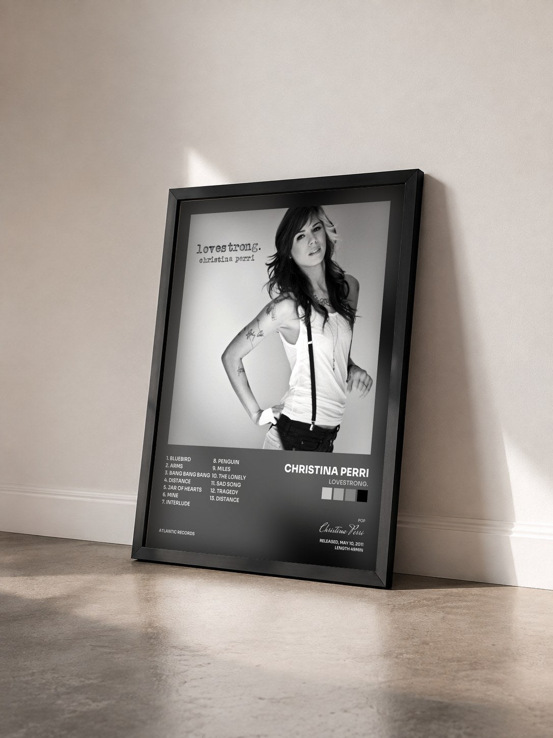 #noir lovestrong. di Christina Perri in stampa incorniciata vista di tre quarti, cornice nera