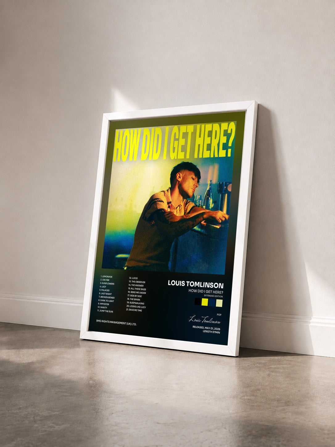 #blanc Tableau de l'album How Did I Get Here? (Extended Edition) de Louis Tomlinson vu de trois quarts, cadre blanc