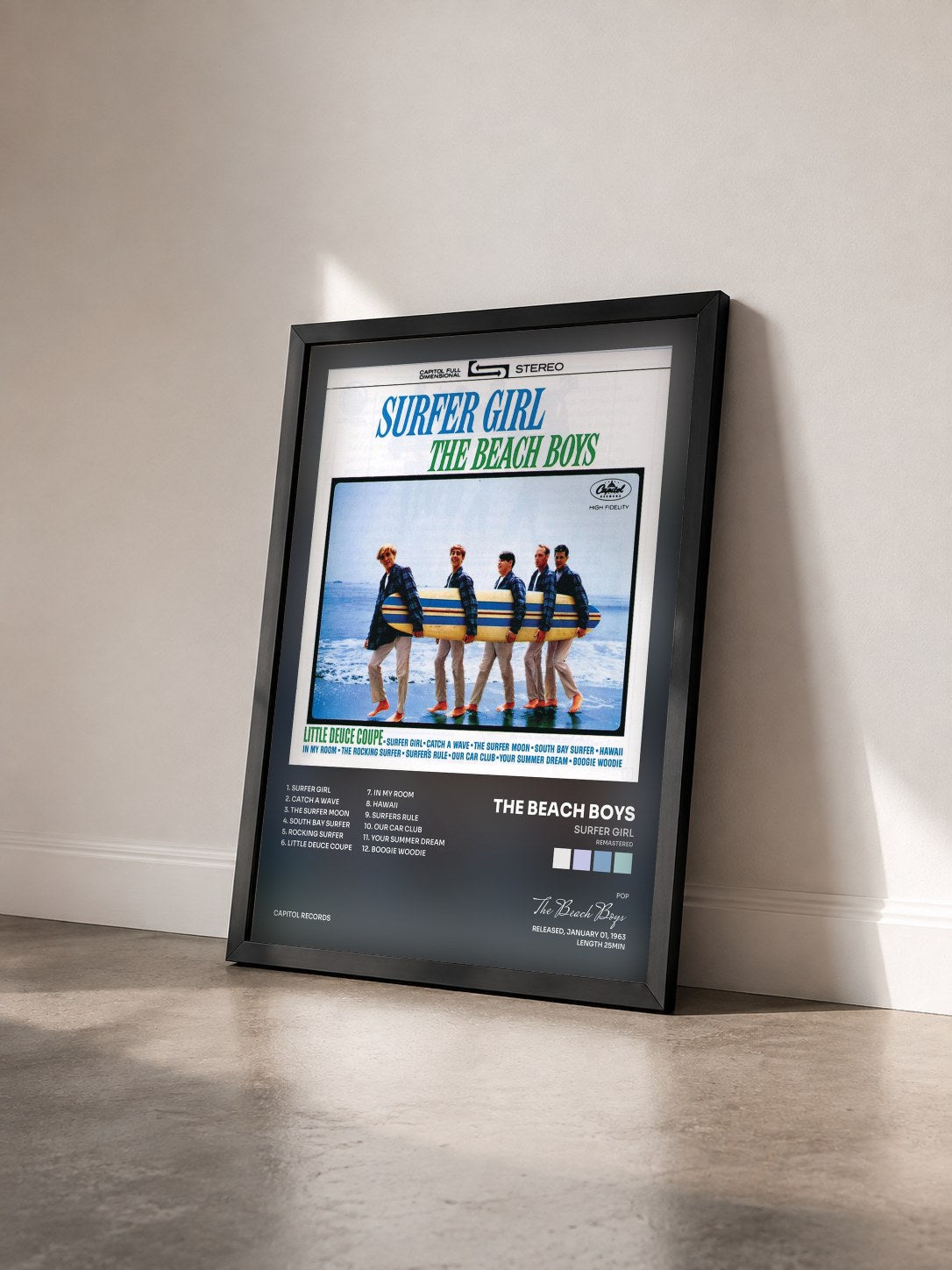 #noir Surfer Girl (Remastered) di The Beach Boys in stampa incorniciata vista di tre quarti, cornice nera