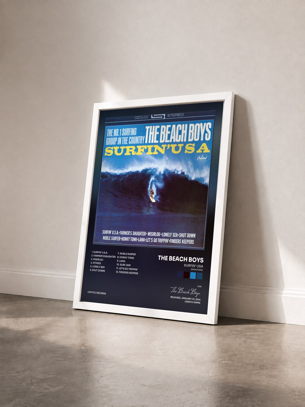 #blanc Tableau de l'album Surfin' USA (Remastered) de The Beach Boys vu de trois quarts, cadre blanc