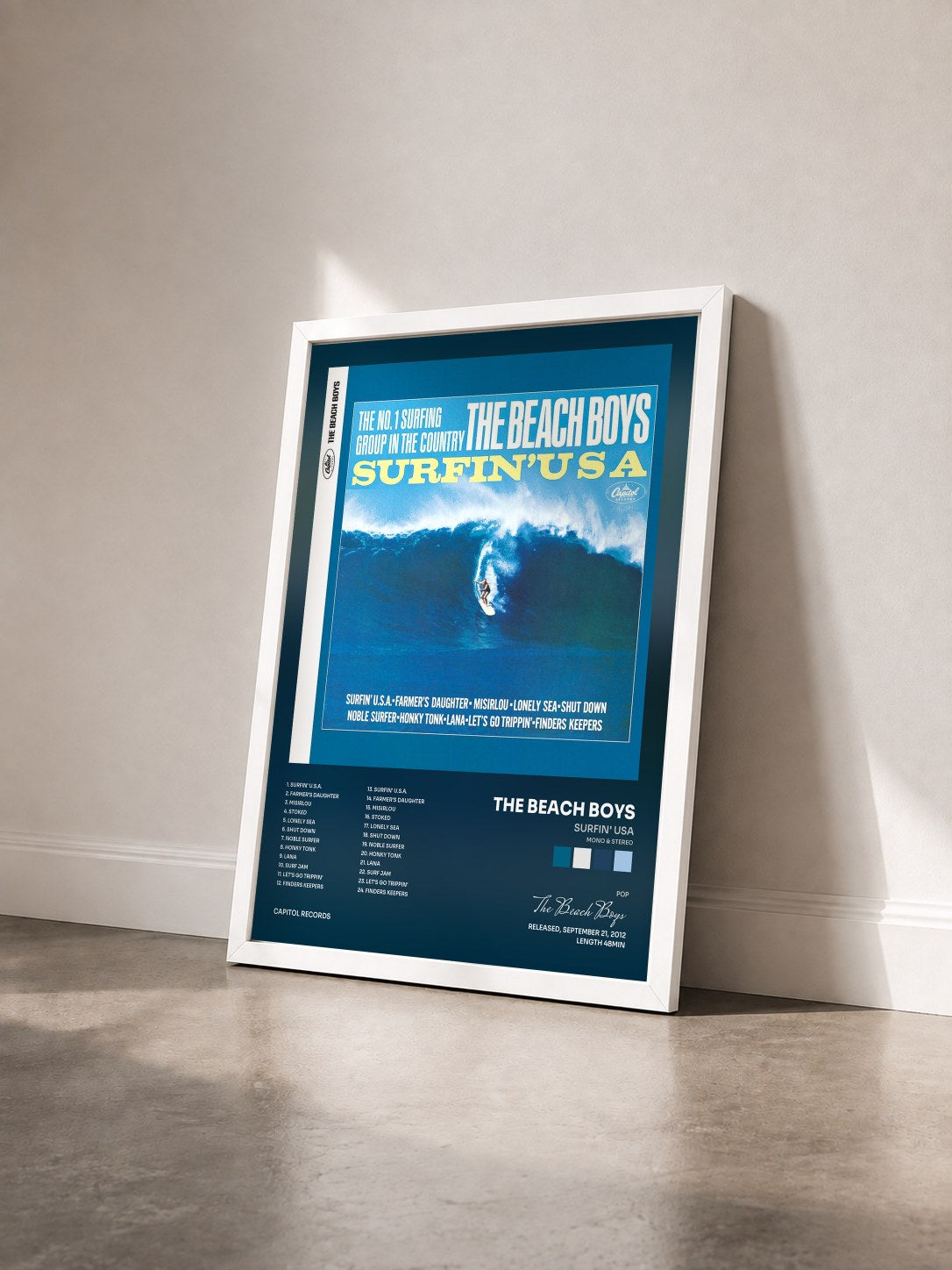 #blanc Surfin' USA (Mono & Stereo) di The Beach Boys in stampa incorniciata vista di tre quarti, cornice bianca