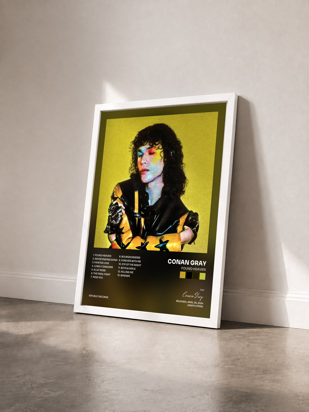#blanc Tableau de l'album Found Heaven de Conan Gray vu de trois quarts, cadre blanc