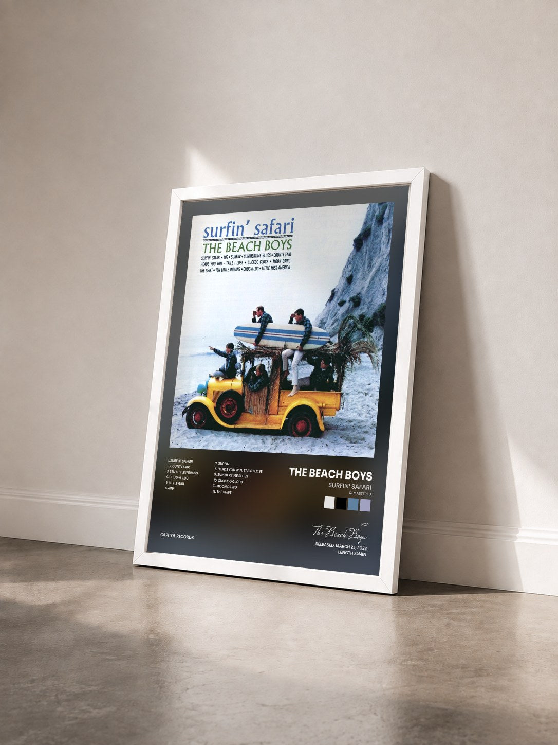 #blanc Surfin' Safari (Remastered) di The Beach Boys in stampa incorniciata vista di tre quarti, cornice bianca