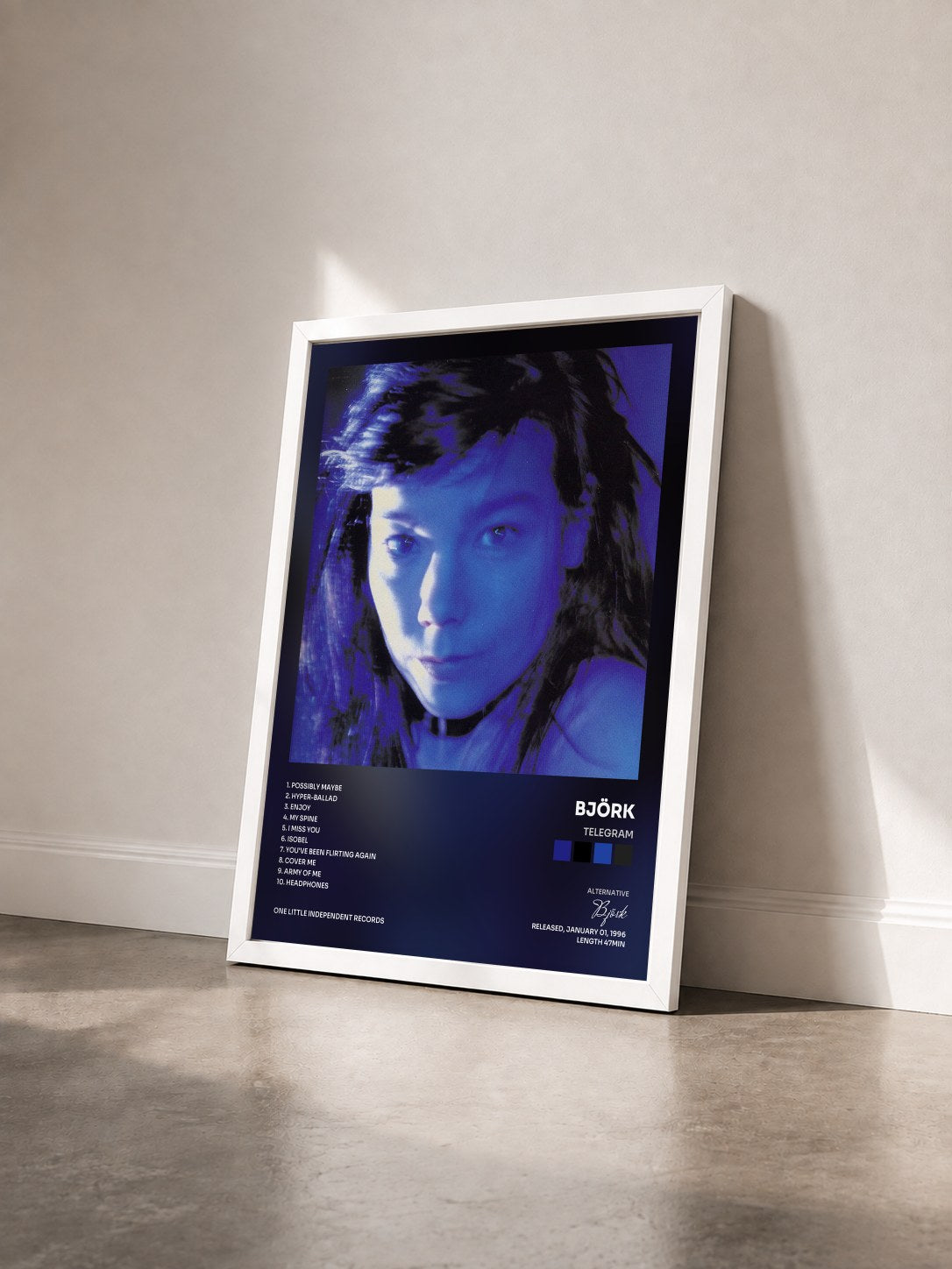 #blanc Tableau de l'album Telegram de Björk vu de trois quarts, cadre blanc