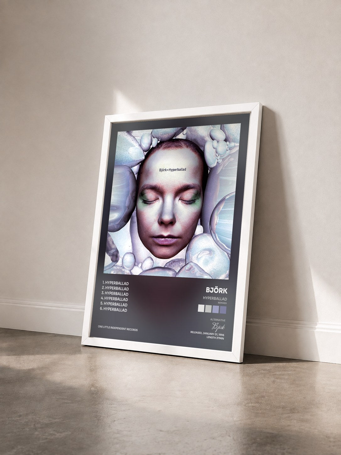 #blanc Tableau de l'album Hyperballad (Remixes) de Björk vu de trois quarts, cadre blanc