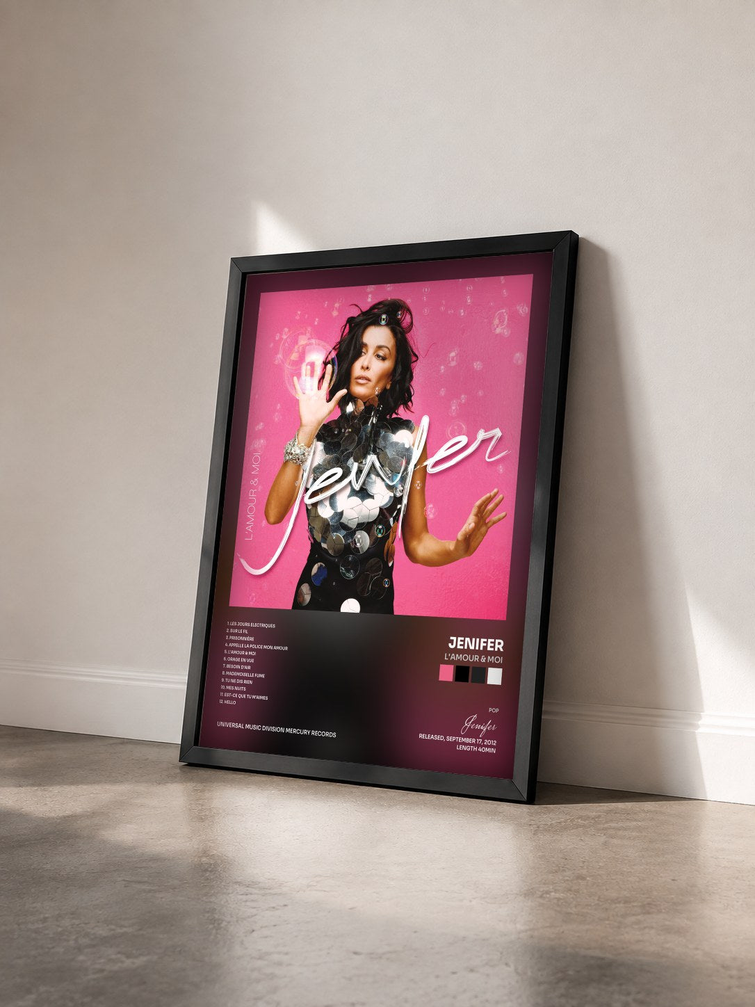 #noir Tableau de l'album L'Amour & Moi de Jenifer vu de trois quarts, cadre noir