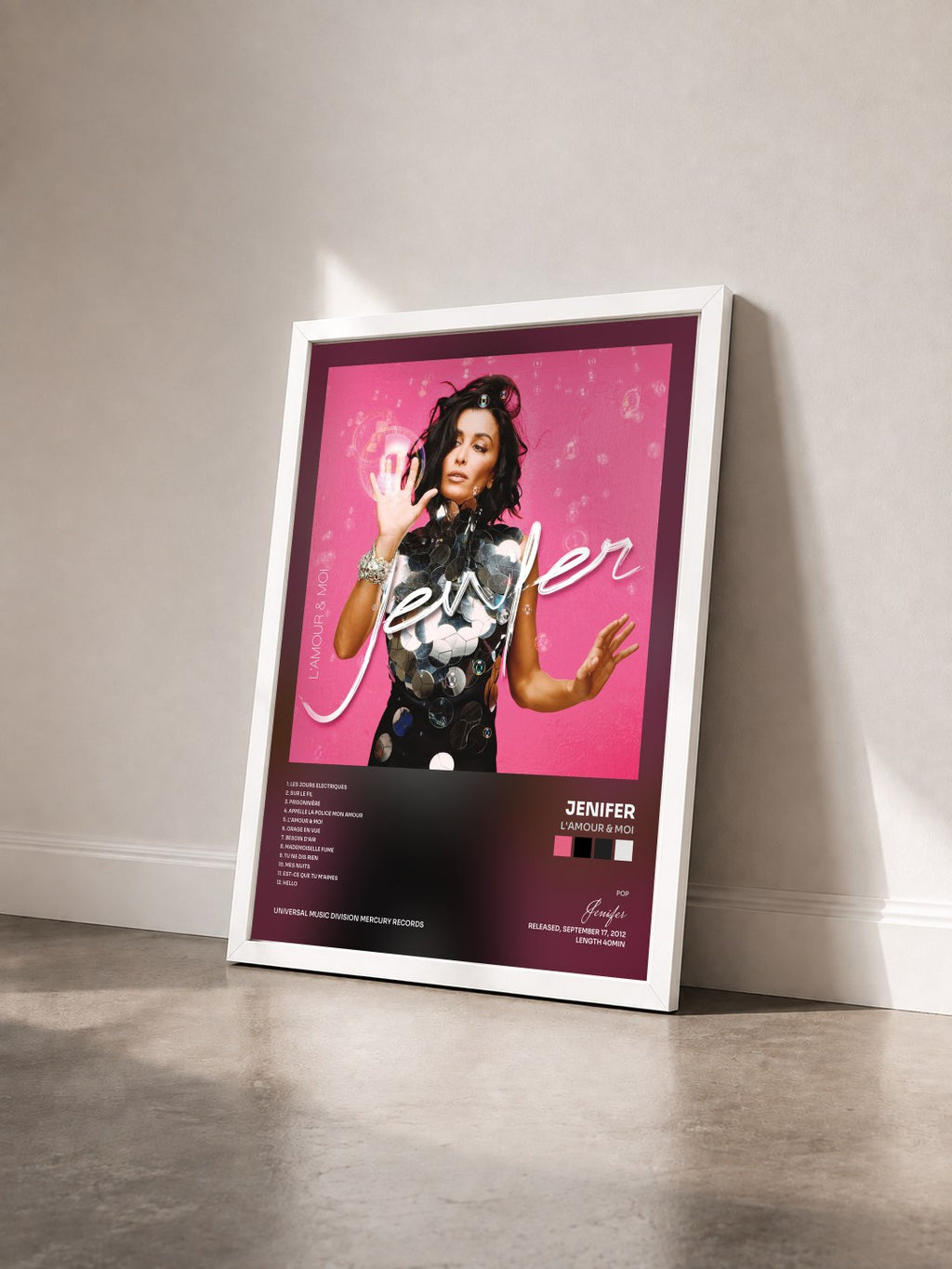 #blanc L'Amour & Moi di Jenifer in stampa incorniciata vista di tre quarti, cornice bianca