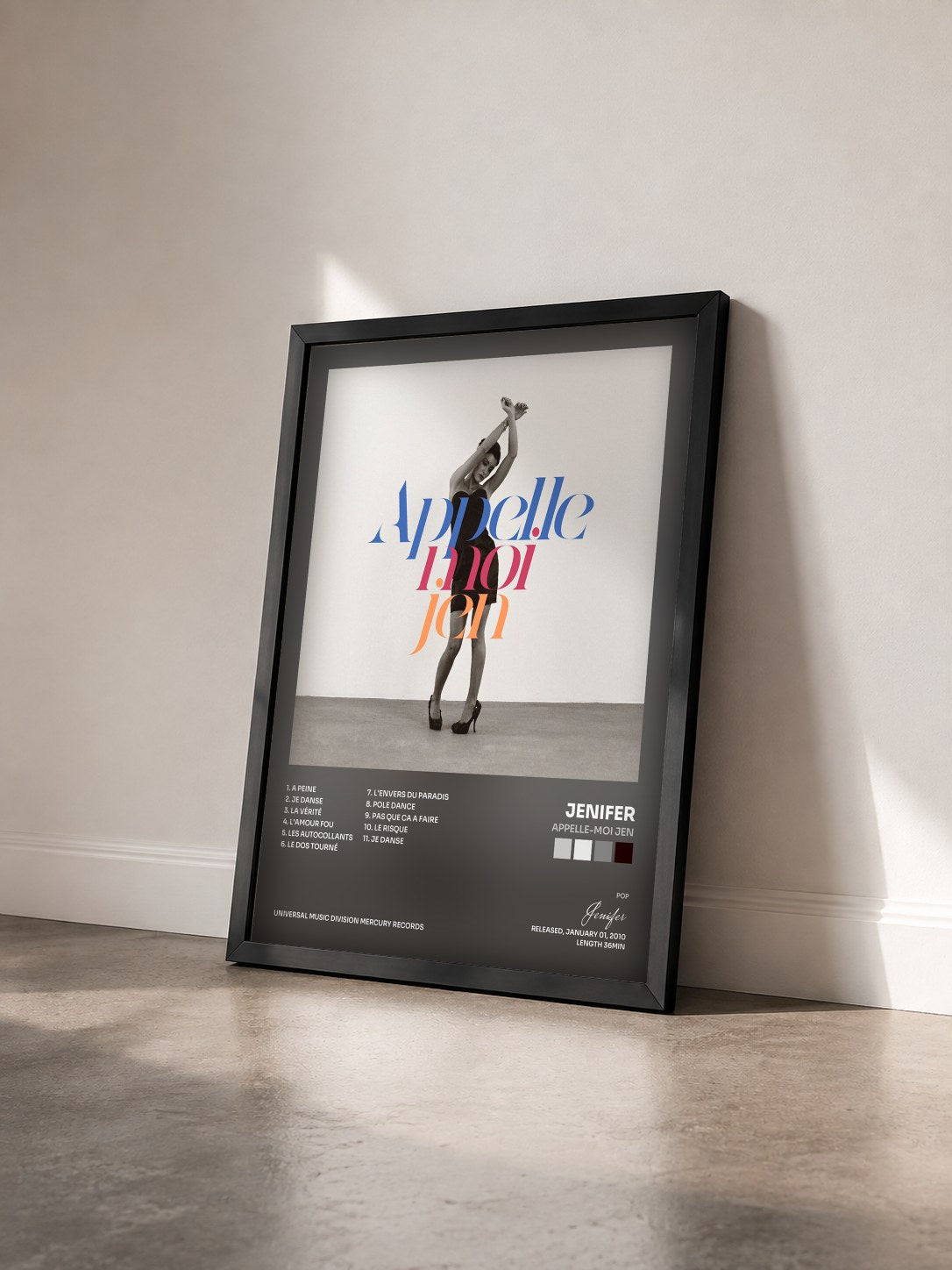 #noir Tableau de l'album Appelle-Moi Jen de Jenifer vu de trois quarts, cadre noir