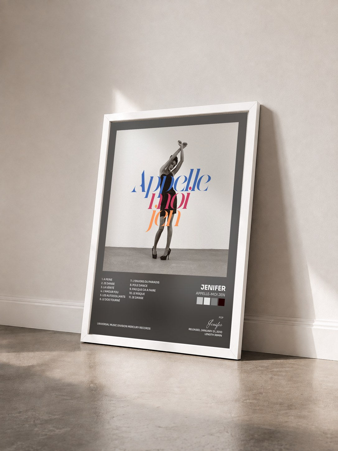 #blanc Tableau de l'album Appelle-Moi Jen de Jenifer vu de trois quarts, cadre blanc