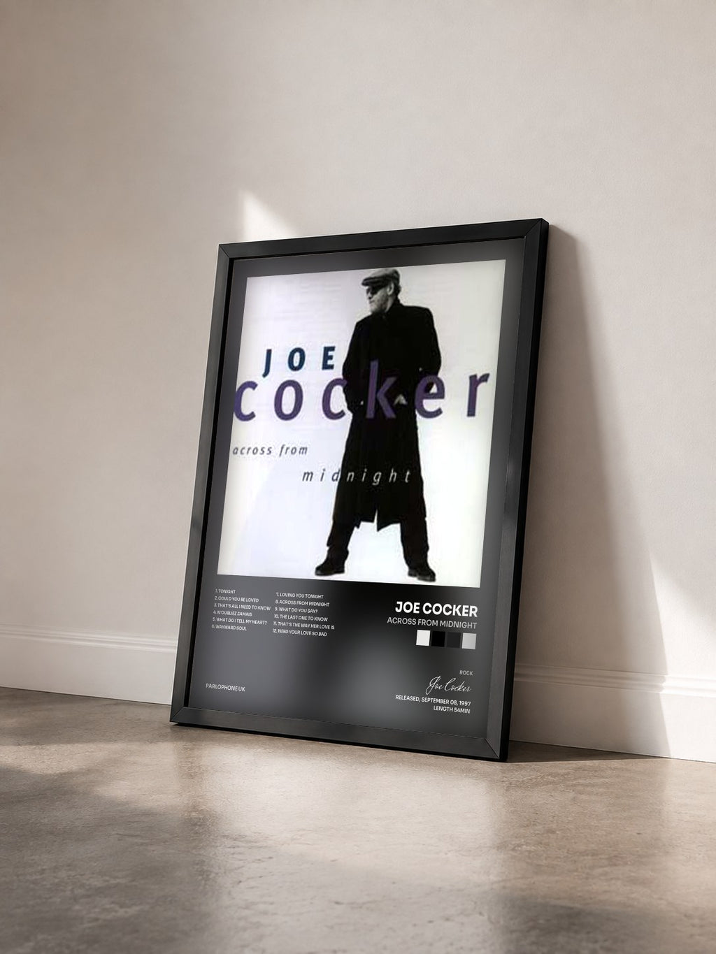 #noir Tableau de l'album Across From Midnight de Joe Cocker vu de trois quarts, cadre noir