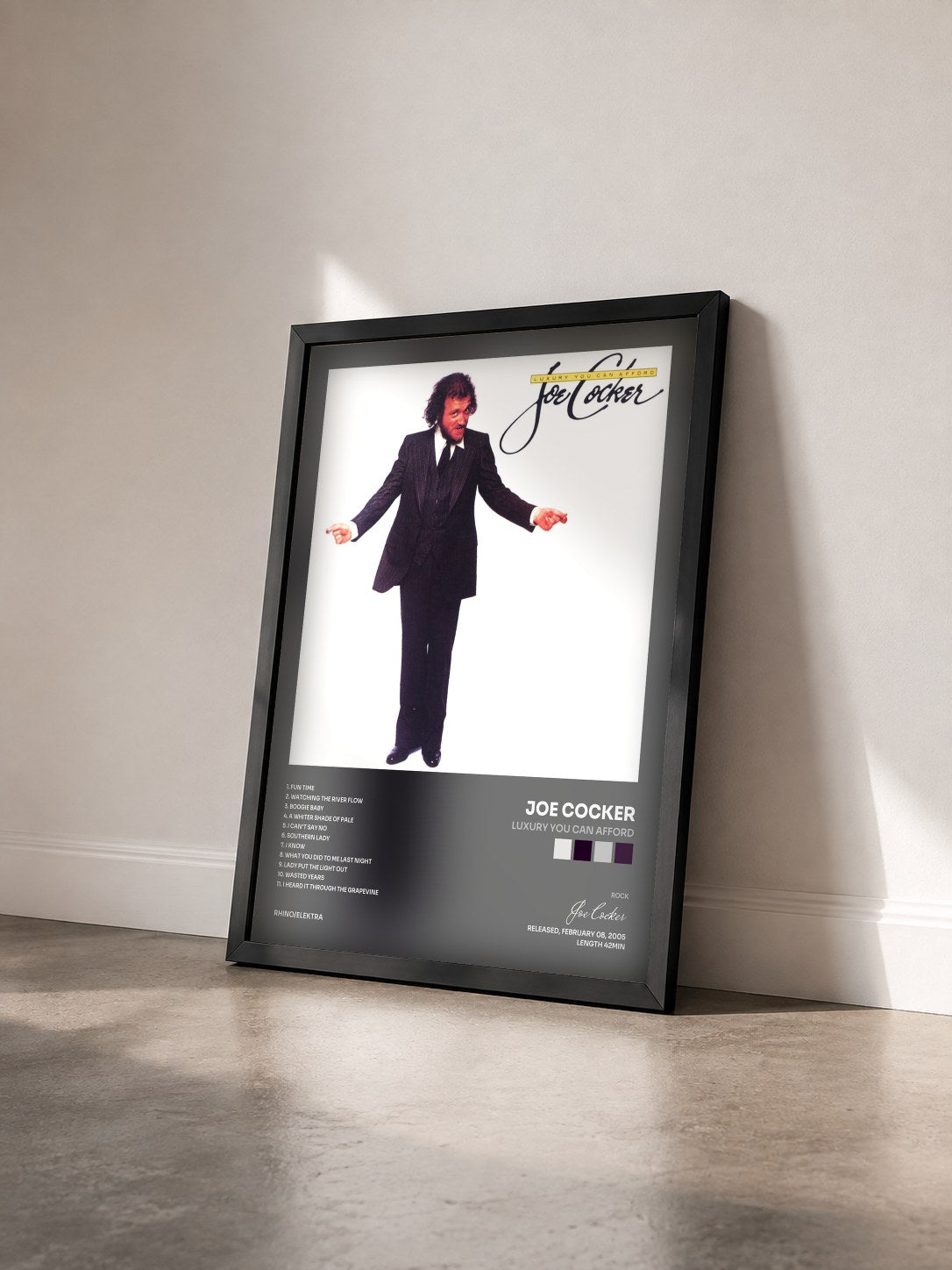 #noir Luxury You Can Afford di Joe Cocker in stampa incorniciata vista di tre quarti, cornice nera