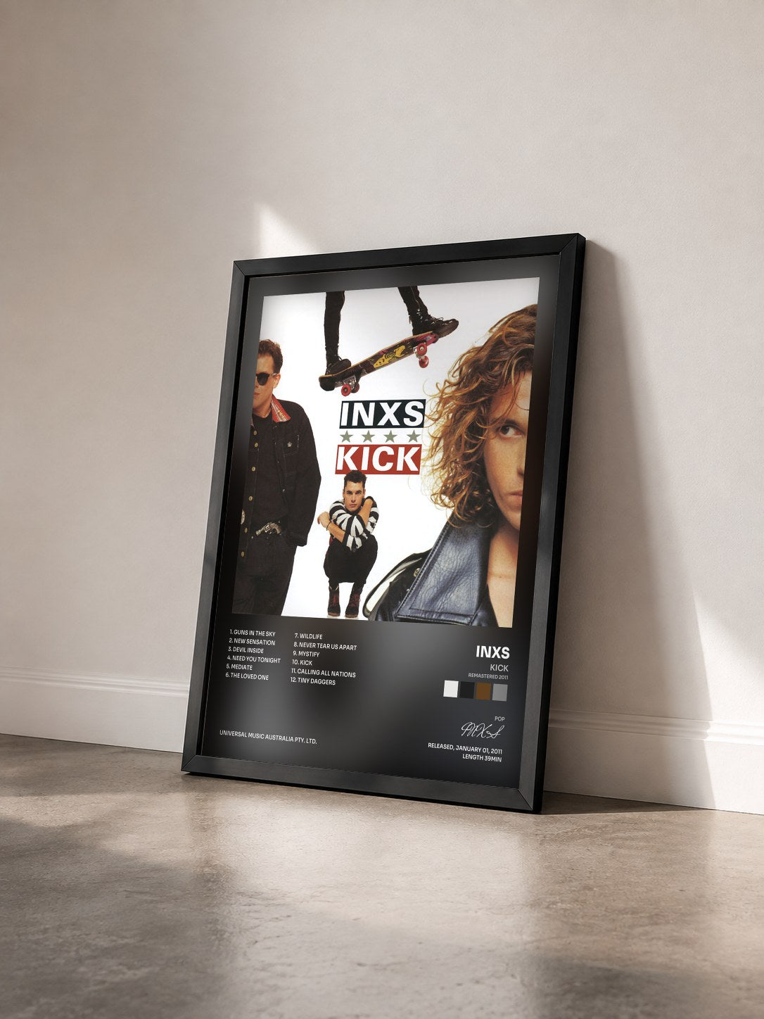 #noir Tableau de l'album Kick (Remastered 2011) de INXS vu de trois quarts, cadre noir