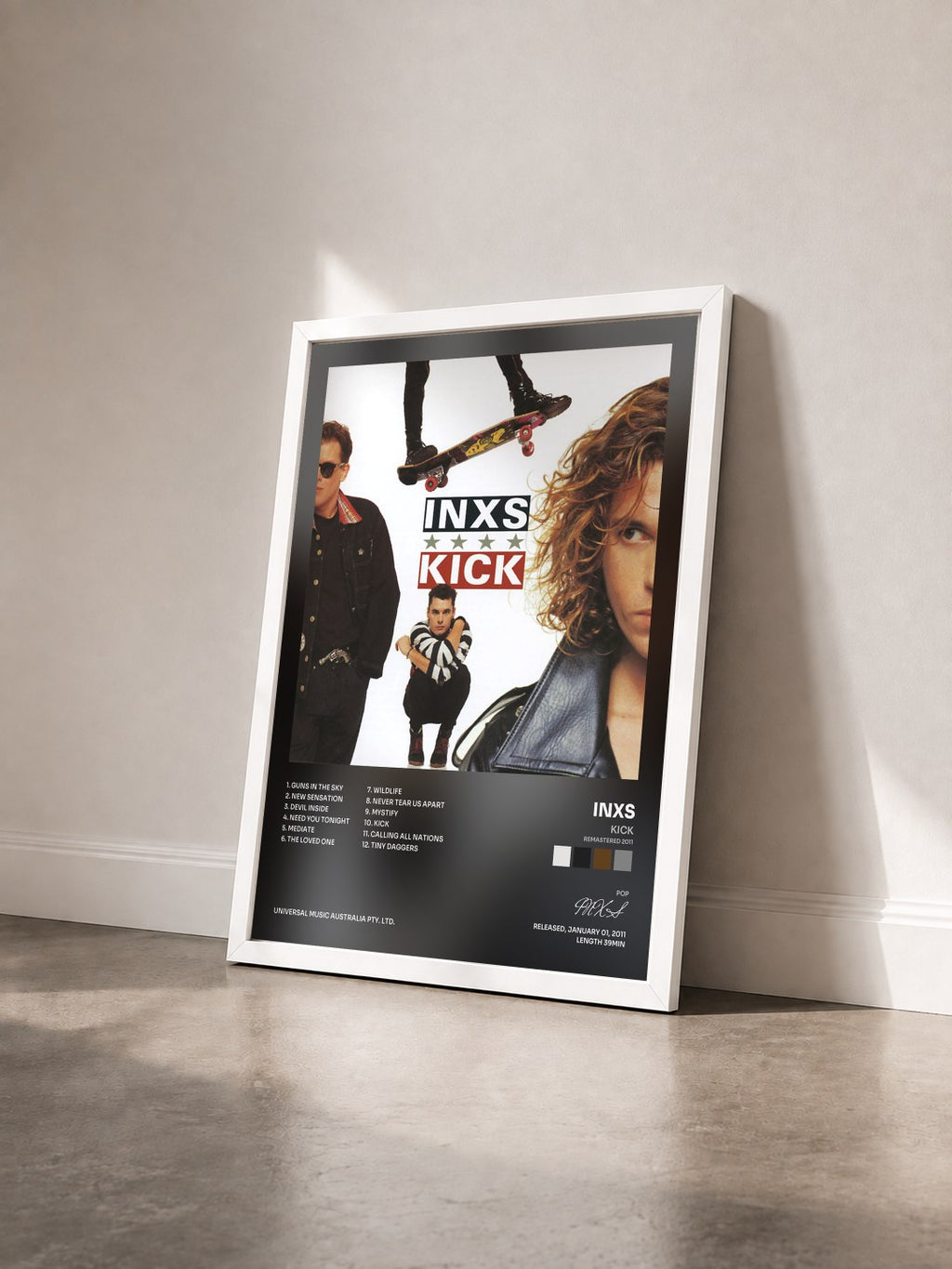 #blanc Tableau de l'album Kick (Remastered 2011) de INXS vu de trois quarts, cadre blanc