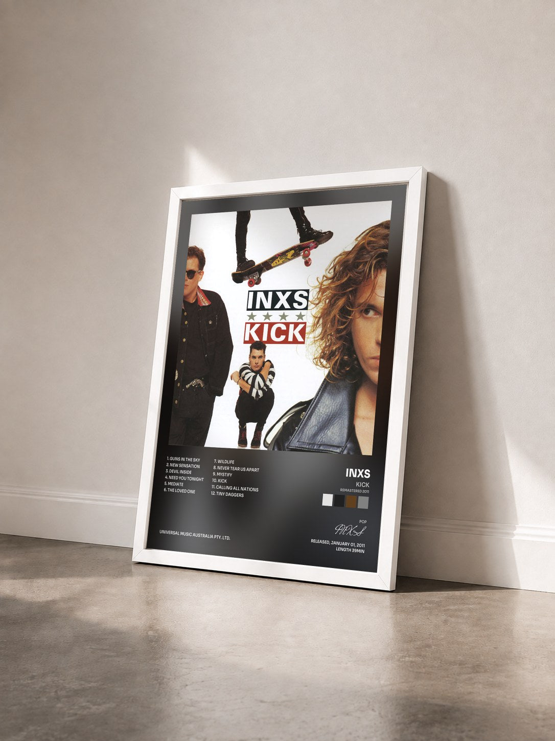 #blanc Tableau de l'album Kick (Remastered 2011) de INXS vu de trois quarts, cadre blanc